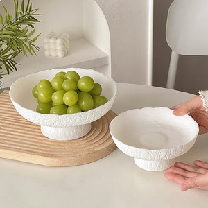 All'ingrosso modello di pietra irregolare bordo ondulato bianco in ceramica alta vassoio frutta frutta dolce piatto di frutta secca - Product Image 3