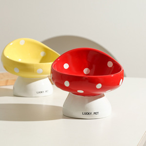 Bol pour chat en céramique en forme de champignon avec support pour le cou, bec incliné pour éviter le basculement et mentonnière noire, bol à boire surélevé - Product Image 1