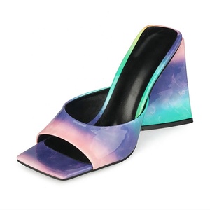 รองเท้าส้นสูงแบบสวมหัวเหลี่ยมหนังแก้วสะท้อนแสงสีผสมแฟชั่นส้นหนาไซส์ใหญ่พิเศษ 45 - Product Image 2