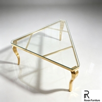 Table de banquet de luxe au design moderne, en acier inoxydable doré, avec plateau en verre et pieds courbes, idéale pour les mariages et les événements