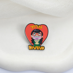 Spilla smaltata con personaggio della <span class=keywords><strong>serie</strong></span> <span class=keywords><strong>TV</strong></span> comica Ugly Girl, Tan Divino Eco Moda, spilla Ugly Girl, distintivo da borsa, gioiello da risvolto, regalo per amica - Product Image 3