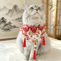 Écharpe de Nouvel An rouge festive en polyester pour animaux de compagnie, châle épaule nuage, cape de style chinois, cache-cou à pompons pour chiens et chats – Grande Vente