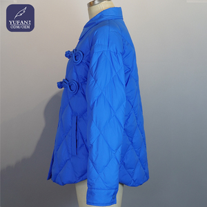 เสื้อแจ็คเก็ตผู้หญิงสีฟ้าสดใส แบบเย็บต่อผ้า พร้อมกระดุมแบบจีน ปิดแบบพับลง คอปกแบบพับได้ ทรงหลวม อุ่นสบายสำหรับฤดูหนาว ขายส่ง - Product Image 3