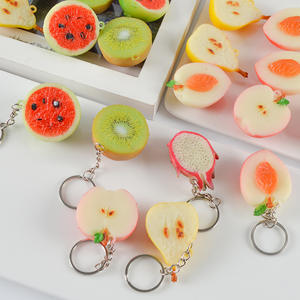 Porte-clés tendance en PVC en forme de fruits, idéal pour les étudiants, avec pomme, pêche et fruit du dragon - Product Image 2