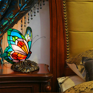 Lampada da Tavolo Moderna Stile <span class=keywords><strong>Tiffany</strong></span> a Forma di Farfalla in Vetro Colorato con Base in Resina LED Retrò Piccola Lampada Ornamentale per Casa e Camera da Letto - Product Image 2