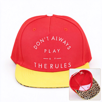 Casquette snapback vintage bicolore rouge et jaune à 5 panneaux, broderie plate personnalisée, imprimé léopard sous la visière