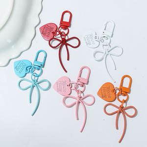 Porte-clés DIY en alliage creux en forme d'arc avec pendentif cœur coloré, tendance mode, style mignon pour fille, breloque de sac - Product Image 1