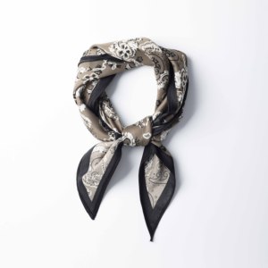 Écharpe carrée en soie classique à motif cachemire, écharpe triangulaire, bandana imprimé, foulard pour femmes, tendance et personnalisée - Product Image 3