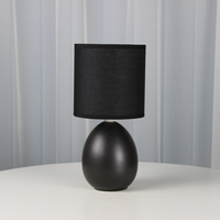 Lampe de lecture personnalisée de style moderne pour chambre à coucher Base en céramique petit œuf noir standard Abat-jour en tissu fabriqué à la main Maison alimentée en courant alternatif