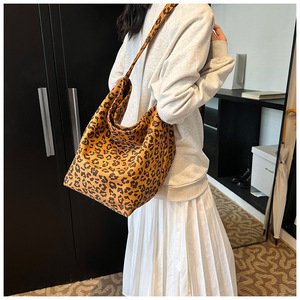 Bolso de hombro con estampado de leopardo de estilo europeo y americano, estampado personalizado, súper llamativo al salir - Product Image 4