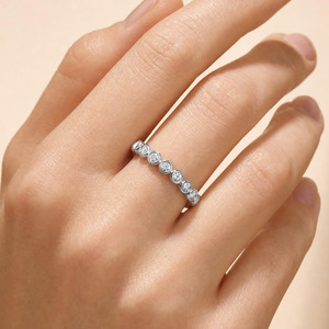Anillo apilable de eternidad de moissanita personalizado para mujer, chapado en oro blanco de 18 quilates, engaste de bisel, banda de eternidad completa delicada, color D, VVS1 - Product Image 6