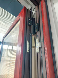 Puerta Moderna de Apertura Exterior de Aluminio y Madera Compuesta, Ahorradora de Energía, con Persianas Eléctricas Integradas, para Suite de Habitación de Hotel de Lujo - Product Image 3