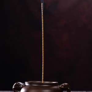 Bâtons d'encens religieux en bois de santal naturel écologiques très tendance avec de minuscules mots porte-bonheur dorés, aromatiques pour l'intérieur et l'extérieur - Product Image 3