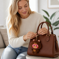 Zaves Wholesale Porte-clés en peluche mignon ours brun foncé avec capuche, écologique et durable, pour sacs à dos scolaires et clés de voiture, avec bouche jaune premium