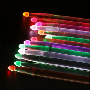 Bonito diseño <span class=keywords><strong>5A</strong></span> LED acrílico Drum Stick colorido fresco intermitente puesta en escena Stick accesorios para instrumentos que funcionan con pilas - Product Image 1