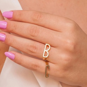 Anillo Personalizado JOYFFO con Nombre Personalizado de 26 Letras, Anillo de Acero Inoxidable Dorado Unisex en Tallas 6/7/8/9/10/11 - Product Image 3