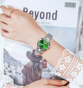 นาฬิกาข้อมือผู้หญิงดีไซน์ใหม่ทันสมัย พร้อมคริสตัลทรงโดม หน้าปัดหลากสีสันสวยงาม รับผลิตแบบ OEM ODM พร้อมจัดส่งรวดเร็ว - Product Image 2