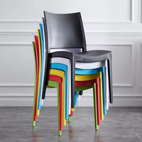 Chaise de salle à manger en plastique PP durable, empilable, minimaliste et colorée, pour l'extérieur, vente en gros