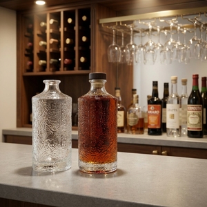Vente en gros d'usine - Bouteille <span class=keywords><strong>de</strong></span> vin en verre cristallin <span class=keywords><strong>de</strong></span> 750 ml, soufflée à la main, avec bouchon en <span class=keywords><strong>bois</strong></span> pour whisky, bourbon, <span class=keywords><strong>liqueur</strong></span> <span class=keywords><strong>de</strong></span> fruits - Product Image 1