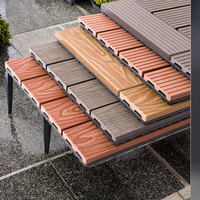 Dalles de terrasse en WPC à emboîtement au design contemporain, finition grain de bois brossé, antidérapantes, imperméables, ignifuges et résistantes à l'humidité (double protection)