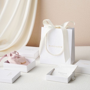 Sacs en papier cadeau blancs personnalisés avec logo PandaSew, avec ruban et poignée en kraft, sac en papier pour le shopping - Product Image 4