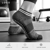 Chaussettes de Pilates à soutien de la voûte plantaire, antidérapantes, à talon ouvert, à semelle pleine, ajustement parfait, rayures noires et grises, pour studio, OEM, marque privée, échantillonnage en vrac, emballage