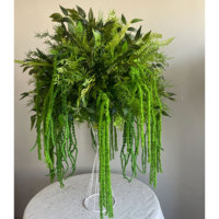 Décoration florale de centre de table en forme de boule de fleurs avec feuillage et vignes pour banquets et événements