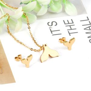 Set di Gioielli di Alta Qualità in Acciaio Inossidabile Placcato Oro 18K con Ciondolo a Coda di Pesce, Collana e Orecchini per Donna - Product Image 1