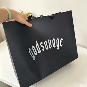 Bolsa de Compras de Papel Negro Mate de Lujo, con Logotipo Personalizado en Estampado Plateado, Asa de Cinta, Bolsa de Regalo para Boutique de Ropa - Product Image 5