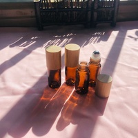 Vente en gros de 5ml ambre ou ambre brun foncé bouteille en verre de rouleau de gel protection UV mur épais avec du vrai bambou rouleau sur le bouchon