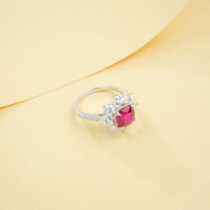 แหวนเงินแท้ 925 ประดับทับทิมสังเคราะห์ทรงคุชชั่น ล้อมเพชรลายดอกไม้ - Product Image 4