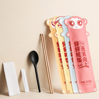 Ensemble de couverts jetables personnalisés avec logo, comprenant des baguettes, une cuillère et un serviette en papier, emballés individuellement dans un sac en papier kraft pour restaurant