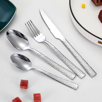 Ensemble de couverts en acier inoxydable en gros, manche carré, motif martelé, couteau, fourchette, cuillère, pour mariages, restaurants, hôtels