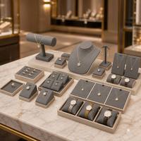 JUNSEN Présentoirs et étuis à bijoux gris avec cadre beige, présentoirs en T, supports pour colliers, plateaux en forme de cale, coussinets pour montres, 10+ pièces, Guangdong