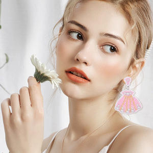 Boucles d'oreilles pendantes tendance en laiton tressé géométrique avec perles de riz roses, blanches et jaunes et coquillages pour femmes - Product Image 4