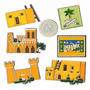 Broche en émail personnalisée sur le thème des bâtiments arabes, maison traditionnelle saoudienne, héritage du Golfe, broche en métal, souvenir touristique, château palmerier, badge - Product Image 1