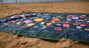 Serviette de plage sans sable en microfibre gaufrée en plastique recyclé à séchage rapide, personnalisée par sublimation, avec sac – Idéale pour l'été - Product Image 3