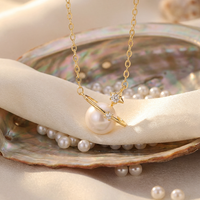 Collier pendentif en cuivre plaqué or avec perle d'eau douce en forme de planète Saturne, bijoux sur le thème de l'espace, cadeau pour femme