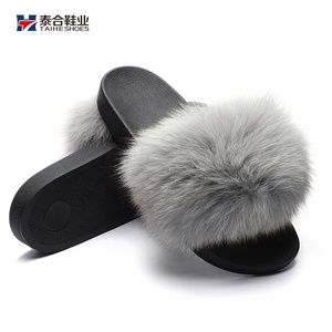 Vente en gros de pantoufles moelleuses pour la maison et les loisirs pour femmes tongs avec logo personnalisé semelle intérieure en poils de renard EVA/PU chaussure supérieure antidérapante - Product Image 2