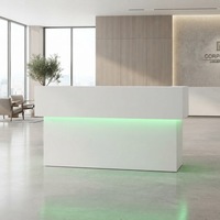 Bureau d'accueil simple en Corian blanc de 2 m, durable, avec éclairage LED RGB pour petits bureaux, hôtels et hôpitaux