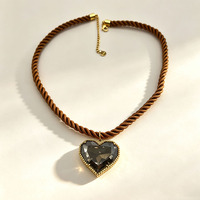 Collier ras du cou délicat en acier inoxydable avec pendentif cœur en cristal de haute qualité pour femme, style vintage