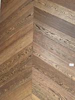 Plancher en chêne brossé à trois couches, motif chevron, installation par clips, design moderne, épaisseur 10-20 mm