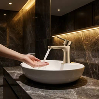 Robinet de lavabo mural moderne en laiton avec finition chromée, poignée unique et cartouche céramique pour hôtels
