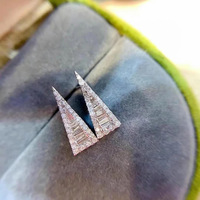 Kadınlar için Üçgen Kübik Zirkonya Saplama Küpeler, 8mm, Beyaz Altın Kaplama Pirinç Geometrik Pave Kulak Çivileri
