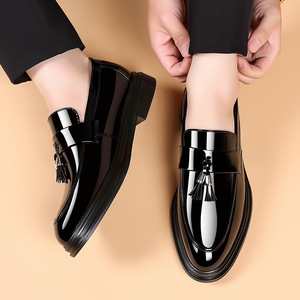 Mocassins en cuir décontractés pour hommes, style britannique, à bout rond, à enfiler, avec pompons, pour tenue habillée ou formelle - Product Image 2