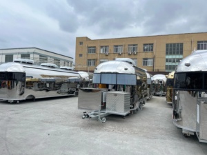 Il Regno del Food Truck in Acciaio Inossidabile a Specchio - Product Image 1