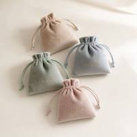 Pochette à bijoux personnalisée en velours avec cordon en satin noué |   Sac cadeau mat doux, rose sauge, taupe, OEM, MOQ 200