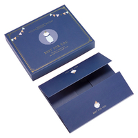 Coffret Cadeau Personnalisable pour Nouveau-né en Gros, Sac Cadeau Pliable en Papier avec Laminage Mat, Gaufrage et Revêtement UV
