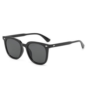 Gafas de Sol Unisex con Marco Negro, Lentes de PC con Protección UV400 Tipo 3, Estilo Urbano a la Moda - Product Image 5