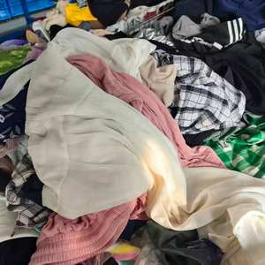 SF02 <span class=keywords><strong>Ropa</strong></span> Usada <span class=keywords><strong>de</strong></span> Verano para <span class=keywords><strong>Hombre</strong></span>: Camisetas, Jeans, Pantalones Cortos y Largos - Venta al por Mayor, Estilos, Colores y Tallas Variados - Compra en Fardos - Product Image 3